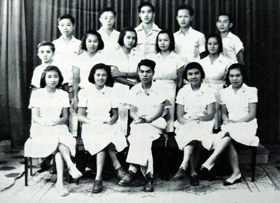 陳清泉初中畢業(yè)合影（1950年，后排左起第一位）.jpg