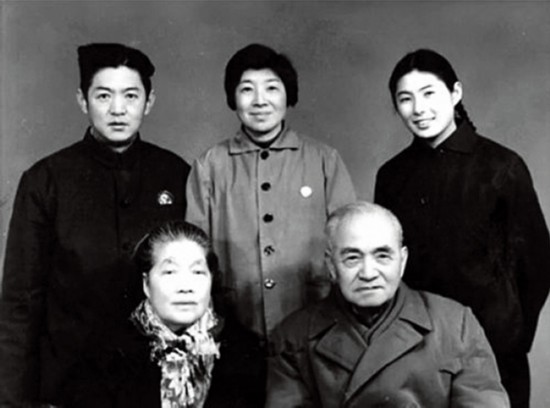 1969年的全家福。前排左起李夫人許淑彬、李四光，后排左起，女婿鄒承魯、女兒李林、外孫女鄒宗平。（鄒宗平供圖）.jpg